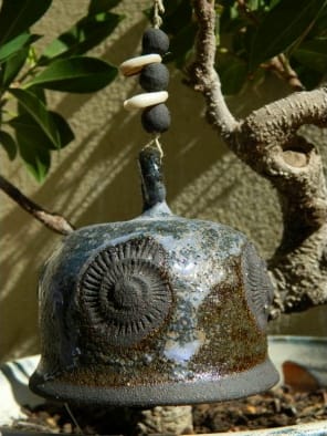 poterie du sourire clochette bleue terre noire